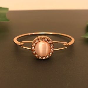 Gorgeous rose gold pearl center snap bracelet.